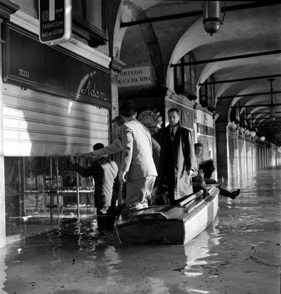 Plaza de San Marcos durante las inundaciones en Venecia (fenómeno de la acqua alta) marea alta en Venecia - años 1960 de Unbekannt