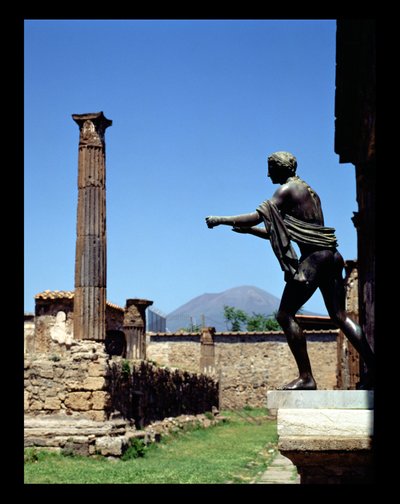 Estatua de Apolo, del Templo de Apolo, con el Vesubio al fondo de Unbekannt