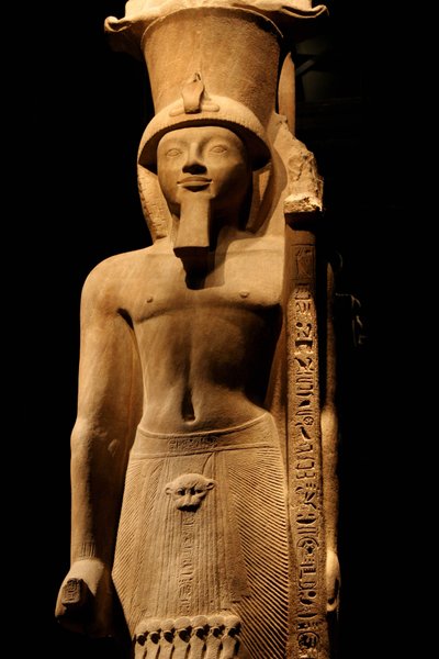 Estatua del Faraón Sethi II (Seti o Sety) (1200-1194 a.C.) de la dinastía XIX en gres rosa, lleva un cetro con el símbolo del dios Amón, Museo Egipcio de Turín de Unknown