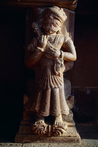 Estatua de piedra del siglo XVIII tocando el Ravanhathd o Veena de Unbekannter Künstler