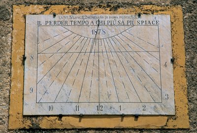 Reloj de sol, pared lateral de la Iglesia de Maria Santissima Assunta, Palazzo Adriano, Sicilia, Italia de Benjamin Baud