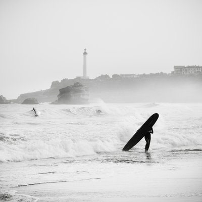 Surf en Grand Plage, Francia, 2012 (fotografía en B/N) de Leopold Blonder