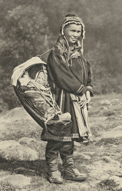 Suecia. Mujer lapona llevando a su bebé en una cuna de piel de reno. 1920 de Unbekannt