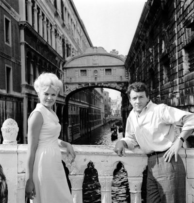 La actriz Corinne Marchand con el actor Jean-Pierre Cassel - Venecia - 1963 de Unbekannt