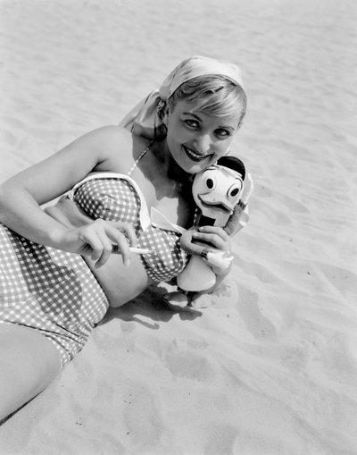 La actriz Elena Giusti en la playa del Lido de Venecia - 1951 de Unbekannt