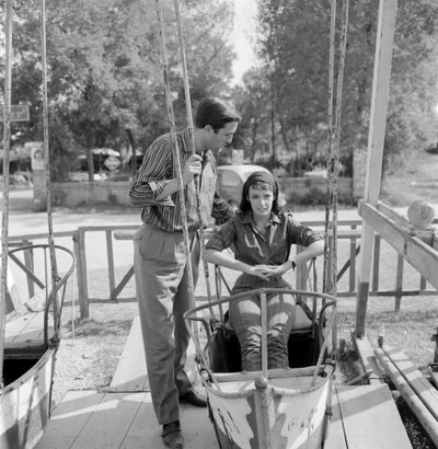 La actriz Marie Laforet con el director Jean Gabriel Albicocco en el Lido de Venecia - 1961 (en un columpio) de Unbekannt