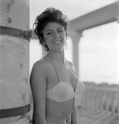 LA ACTRIZ, ESTRELLA CELINA CELY EN LA PLAYA LIDO DE VENECIA - 1957 de Unbekannt