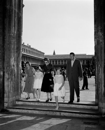 El empresario Henry Ford II con su familia en la Plaza de San Marcos en Venecia - 1951 de Unbekannt