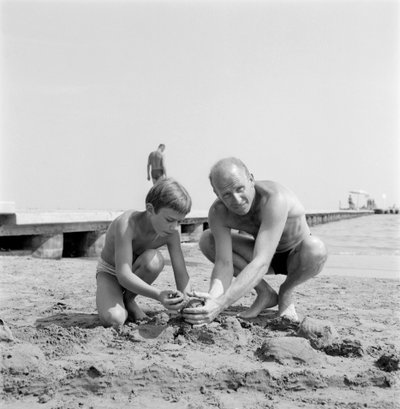 El director Albert Lamorisse con su hijo el actor Pascal Lamorisse en la playa del Lido de Venecia - 1960 de Unbekannt