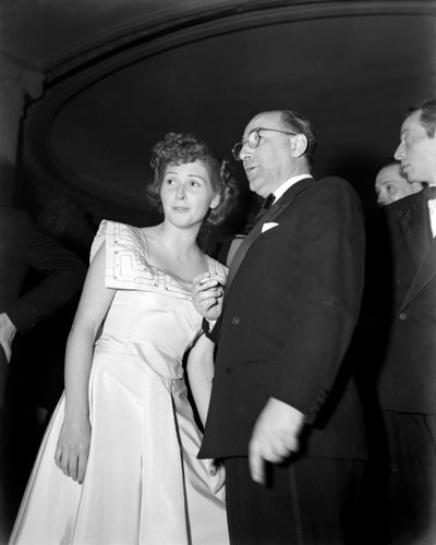 El director Mario Camerini con la actriz Carla Del Poggio en la "Gala del Cine Italiano" en Roma - 1949 de Unbekannt