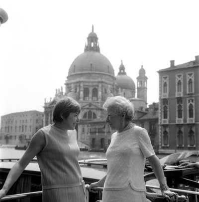LA CRÍTICA LITERARIA FERNANDA PIVANO CON MARY HEMINGWAY EN VENECIA - 1966 de Unbekannt