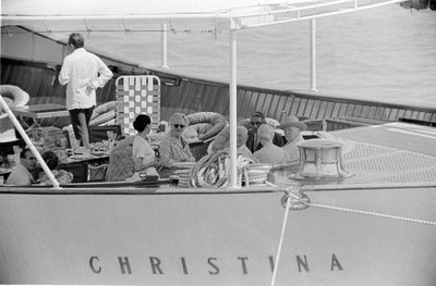 El constructor naval Aristotelis (aristote) Onassis y el estadista Winston Churchill con su esposa en el yate 