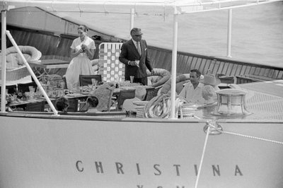 El constructor naval Aristotelis (aristote) Onassis y el estadista Winston Churchill con su esposa en el yate 