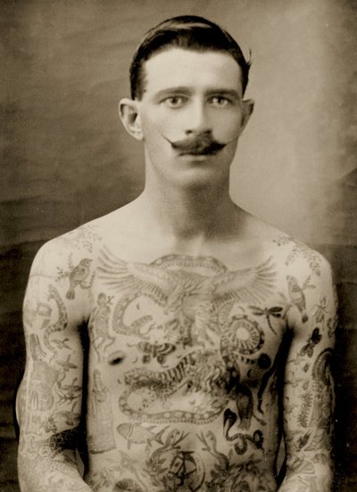 Marinero británico tatuado durante la Gran Guerra de 1914-18 (vista frontal) (fotografía en blanco y negro) (véase también 473189) de Unbekannter Künstler