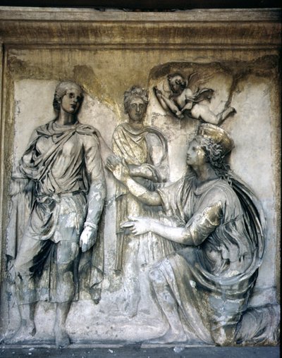 La fachada trasera, detalle de la decoración en relieve antiguo (algunas piezas del Ara Pacis de Augusto) que representa a una diosa coronada y un joven de Unbekannt