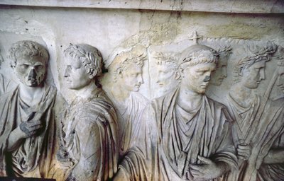 La fachada trasera, (detalle) de la decoración de relieve antiguo (algunas piezas del Ara Pacis de Augusto) que representa a un grupo de ciudadanos romanos de Unbekannt