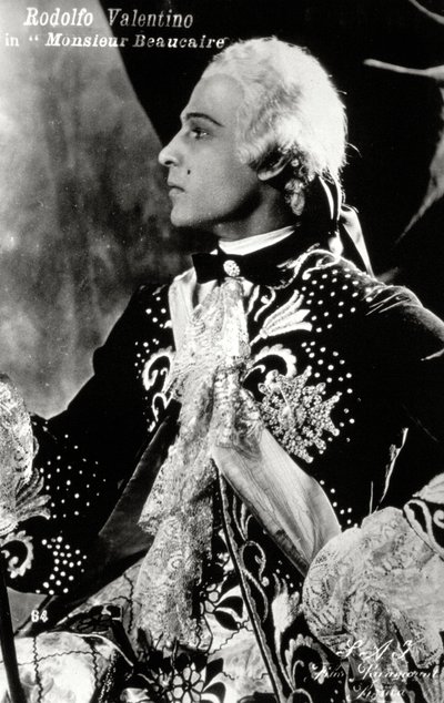 El famoso actor de cine mudo Rodolfo Valentino con un elaborado traje de escena de estilo dieciochesco para la película "Monsieur Beaucaire". de Unbekannter Künstler
