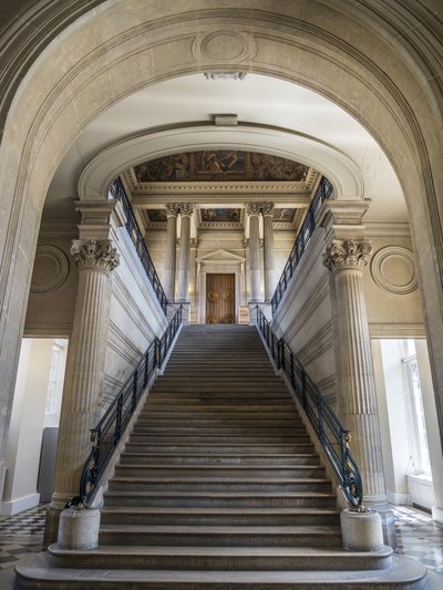La escalera, arquitectos Charles Lelong y Edouard Dubois, entre 1840 y 1846. En el techo, Francia atando sus archivos al amanecer de los tiempos, pintura de Felix Jobbe Duval, entre 1877 y 1881. Hotel de Soubise de Unbekannt