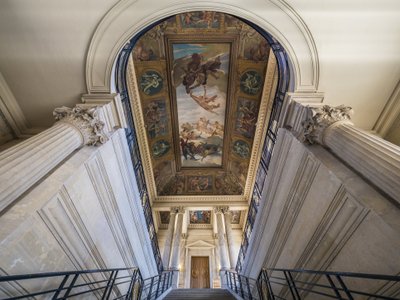 La escalera, arquitectos Charles Lelong (1793-1861) y Edouard Dubois (1795-1813), entre 1840 y 1846. En el techo, Francia atando sus archivos al amanecer de los tiempos, pintura de Felix Jobbe Duval (1821-1889), entre 1877 y 1881. Hotel de Soubise de Unbekannt