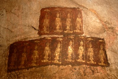 Budismo Theravada; pintura mural antigua; Buda Shakyamuni de pie; Mudra; Varada; gesto de concesión de deseos; cueva de Tham Pa; en Nong Thang; provincia de Xieng Khouang; Laos; Sudeste Asiático; Asia de Unbekannter Künstler