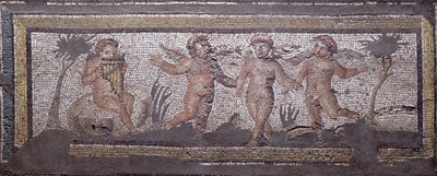 Tres putti danzantes acompañados por uno tocando la flauta de pan, detalle de borde de un pavimento de mosaico que representa las estaciones y escenas de caza de la Villa Constantiniana en Daphne, romana, c.325-330 d.C. de Unbekannt