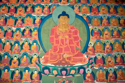 Budismo tibetano; pintura mural; Buda meditando; muchos pequeños Budas; Monasterio Chemre Gompa; Chemrey; región de Ladakh; Jammu y Cachemira; India; Asia del Sur; Asia de Unbekannt