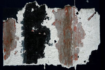 Marcas del tiempo. Arte abstracto que muestra formas como testigo del paso del tiempo. Huellas de pintura en madera. Fotografía de Michel Lunardelli de Unbekannt