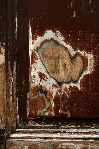 Marcas del tiempo. Arte abstracto mostrando formas como testigos del paso del tiempo. Huellas en madera. Fotografía de Michel Lunardelli de Unbekannt