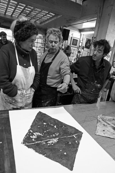 Todd Narbey, pintor neozelandés, Annie-Paule Thorel, pintora francesa, Nicolas du Mesnil du Buisson, cofundador del taller de grabado Pasnic, Pascal Gauvard, cofundador del taller de grabado Pasnic. Análisis de una impresión. Taller de grabado Pasnic en Pa de Unbekannt