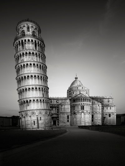 Torre inclinada de Pisa, Pisa, Italia, 2015 (fotografía en B/N) de Leopold Blonder