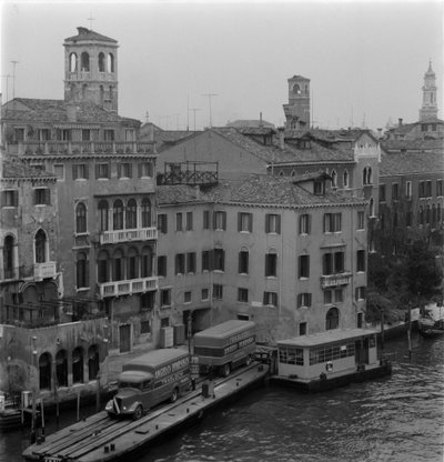 Camiones en el Gran Canal de Venecia 1960 de Unbekannt