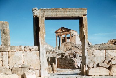 Túnez, Dougga, ruinas romanas del Capitolio vistas a través del portal Dar el Acheb de Benjamin Baud