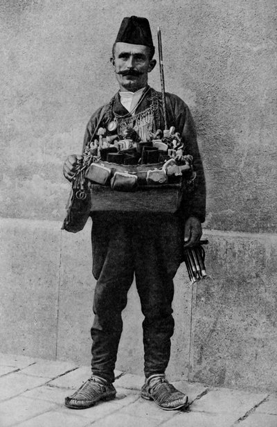 Turquía. Autolycus oriental vendiendo sus mercancías en el mercado. 1920 de Unbekannt