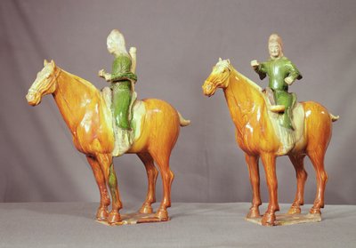 Dos figuras moldeadas de T