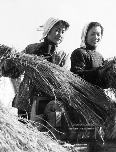 Dos actrices trabajando en la Comuna Popular de Machiao de Unbekannt