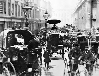 Reino Unido: Una escena ocupada en el Banco mostrando los autobuses de los Ferrocarriles Metropolitanos y del Sureste. Londres, c1878 de Unbekannt