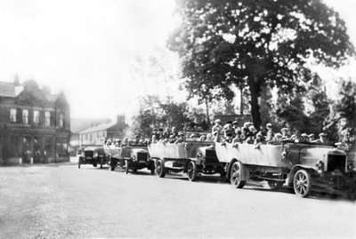 Reino Unido: Una fila de Charabancs en el centro de la ciudad. Poynton, Cheshire, c1925 de Unbekannt