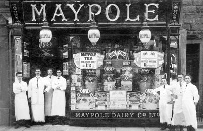 Reino Unido: El personal se encuentra fuera de una tienda de lácteos Maypole de Unbekannt