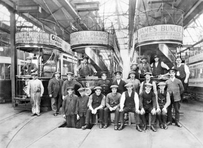 Reino Unido: Tranvías y tripulaciones en el depósito de tranvías en Oswald Road. Kircaldy, c1910 de Unbekannt