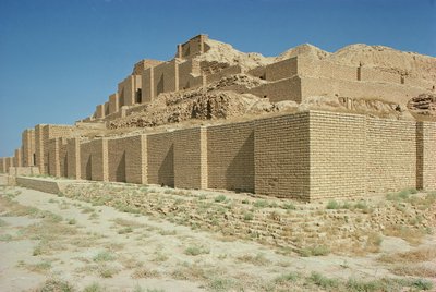 Vista desde el sur del Zigurat, construido por el rey elamita Untash-Gal (c.1265-46 a.C.) de Unbekannt