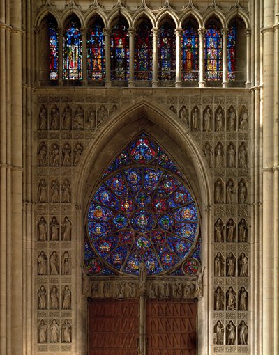 Vista hacia el oeste desde la nave, ventana de rosas diseñada por Bernard de Soissons, con estatuas circundantes de Unbekannt