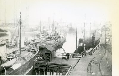 Vista del puerto de Blyth mirando río abajo con muchos barcos esperando cargar de Unbekannt