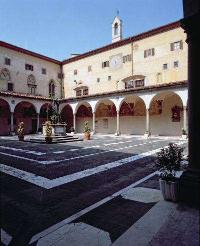 Vista del Claustro de los Muertos (Chiostro dei Morti) y la capilla de Unbekannt