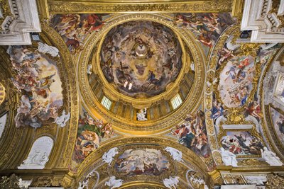 Vista de la cúpula, de las pechinas, de las faltas del traspaso y del antecoro con frescos de Baciccia, Iglesia del Gesù, Roma, Italia (foto) de Unbekannter Künstler