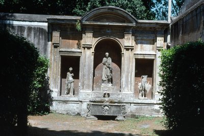 Vista del jardín, detalle de la fuente con sarcófago romano y estatuaria de Unbekannt