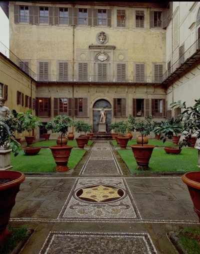 Vista del jardín amurallado con pavimento de mosaico decorado con el escudo de armas de los Medici de Unbekannt