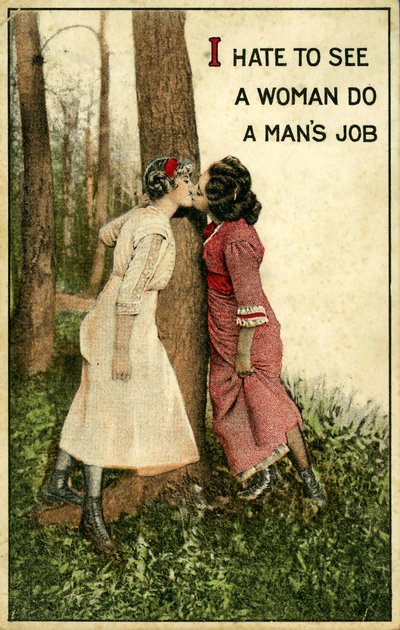 Postal antigua que muestra a dos mujeres besándose, "Odio ver a una mujer hacer el trabajo de un hombre" 1914 (lito) de Alec Hunter