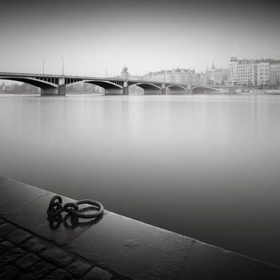 Estudio del río Vltava, Praga, República Checa, 2015 (fotografía en B/N) de Leopold Blonder