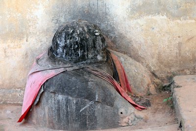Fetiche vudú en la entrada de un convento. Togoville, Togo de Unbekannt