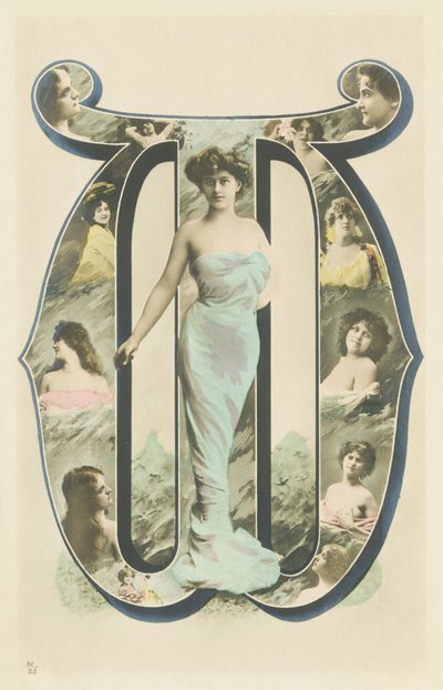 W: foto-retrato de mujer de pie con un manto azul de Unbekannt